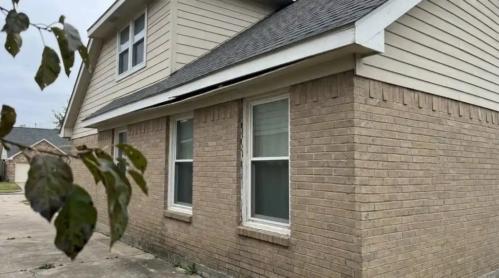 gaps around exterior eindow frames or the roofline